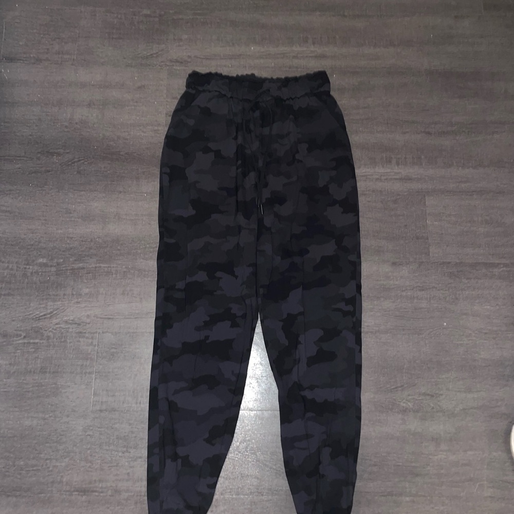 Lululemon camo joggers